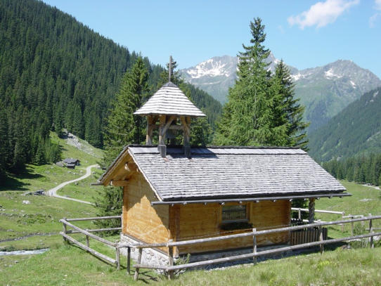 Alpe und Kapelle - Silbertal im Sommer